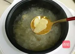 Illustration of how to make peach gum, white fungus and pineapple sweet soup 6