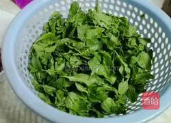 Illustration of how to make lean meat and wolfberry leaf soup 1