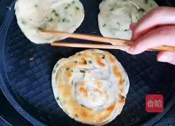 Illustration of how to make scallion pancake (dumpling skin version) 11