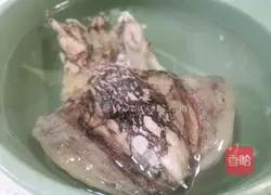 Illustration of how to nourish yin and blood cuttlefish soup 2