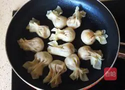 Illustration of how to make fried wonton stew 7