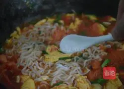 Illustration of how to make tomato and egg noodles 12