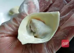 Illustration of how to make fresh meat wontons with tomato sauce 14