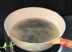 Illustration of how to cook preserved eggs with bean dregs 7