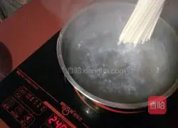 Illustration of how to make salty scallion noodles 13