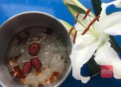 Illustration of how to make white fungus, red dates and peach gum soup 5