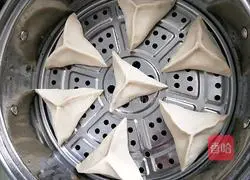 Illustration of how to make peanut sesame candy triangle 11