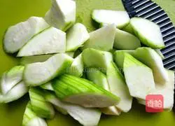 Illustration of how to make shrimp, luffa and mushroom soup 3