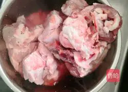 Illustration of how to make corn, radish and pork ribs soup 1