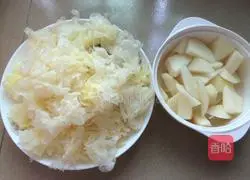Illustration of how to make white fungus and pear syrup 2