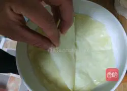 Illustration of how to make spring rolls with dumpling wrapper 2