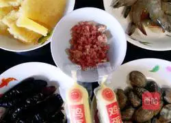 Illustration of how to make sea cucumber, shrimp and clam skin soup 1