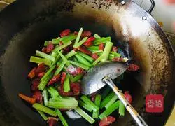 Illustration of how to make fried sausage with celery 6