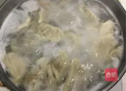 Illustration of how to make celery, mushroom and meat dumplings 4