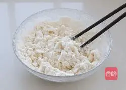 Illustration of making oil-splashed scissor noodles 1