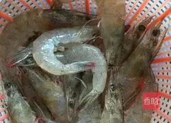 Illustration of how to make salt and pepper prawns 1