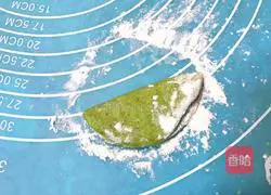 Illustration of how to make vegetable juice and strawberry steamed buns 9