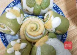 Illustration of making homemade vegetable juice flower rolls 10