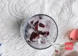 Illustration of how to make mulberry and cranberry ice drink 5