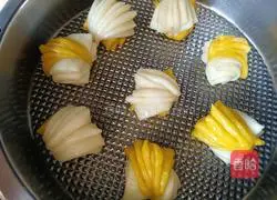 Illustration of how to make two-color flower rolls 13