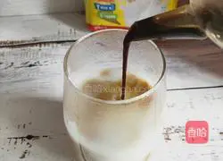 Illustration of how to make hot latte 2