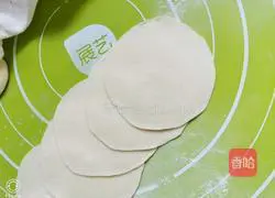 Illustration of how to make pork stuffed pan-fried buns 6