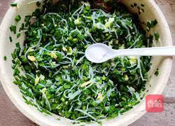 Illustration of how to make large chive pie with thin crust and stuffing 4