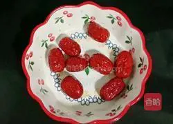 Illustration of how to make apple and white fungus sugar water 3