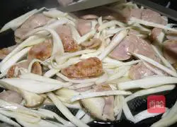 Illustration of how to make fried sausages with oyster mushrooms 3