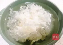 Illustration of how to make New Year's Eve dessert Fruit Tremella Soup 3