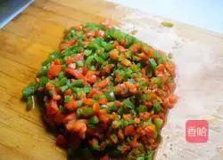 Illustration of how to make colorful pepper and pork dumplings 3