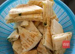 Illustration of how to make scallion pancake 5