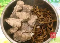 Illustration of how to make tea tree mushroom pork ribs soup 2