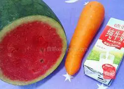 Illustration of how to make carrot and watermelon milkshake 1