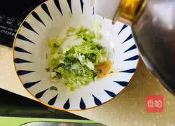 Illustration of how to make small wontons in clear soup 3
