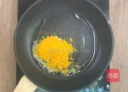 Illustration of how to make fried pasta with salted egg yolk and bacon 6