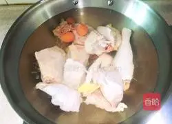 Sichuan - Illustration of how to stew native chicken with cordyceps flowers 2