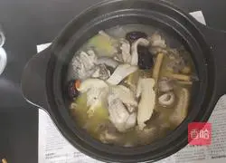 Illustration of how to make abalone, pork belly and chicken soup 6