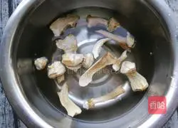 Illustration of how to make shrimp and corn tonic soup 4