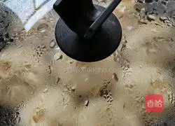 Illustration of how to steam cabbage and pork with pink skin 16