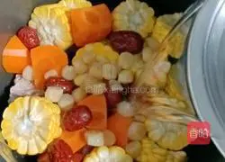 Illustration of how to make carrot, corn and ribs soup 8