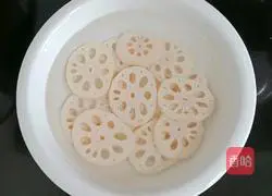 Illustration of how to make lotus root and yuba fried pork slices 2