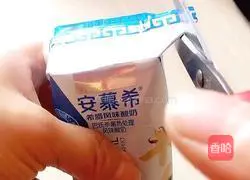 Illustration of how to make dragon fruit banana yogurt cup 4