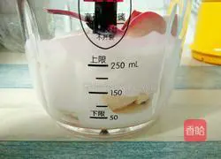 Illustration of how to make banana yogurt cup 5