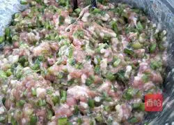 Illustration of how to make steamed pork and green pepper dumplings 8