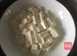 Illustration of how to make Su-style shallots and preserved eggs mixed with tofu 3