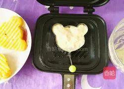 Illustration of how to make orange milk pancakes (little bear head shape) 16