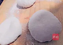 Illustration of homemade hand-rolled flour 2