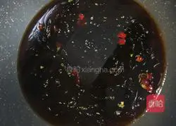 Illustration of how to make braised noodles with poached eggs 3