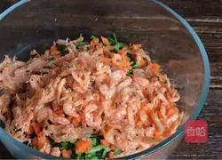 Illustration of how to make leek and egg crystal dumplings 6